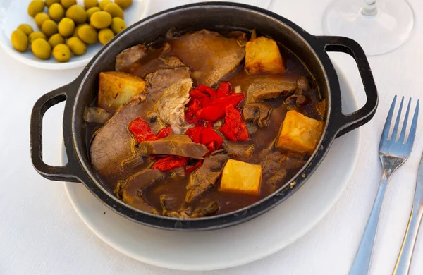 Carne asada con champiñones y pimienta estofada — Foto de Stock