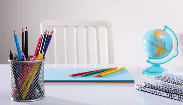 Papelería escolar en el escritorio —  Fotos de Stock