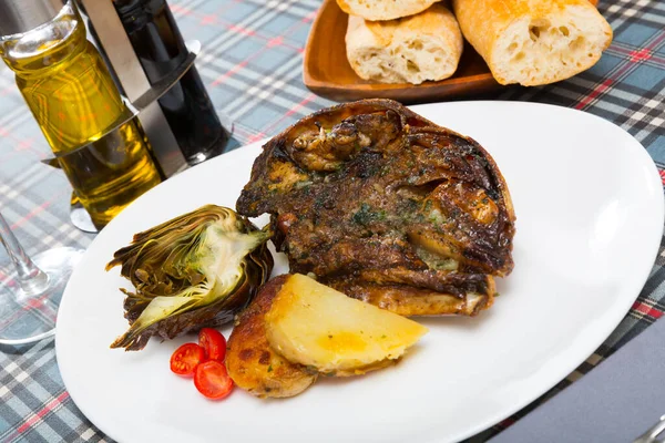 Испанское блюдо - баранья голова с артишоком, помидорами и картошкой — стоковое фото