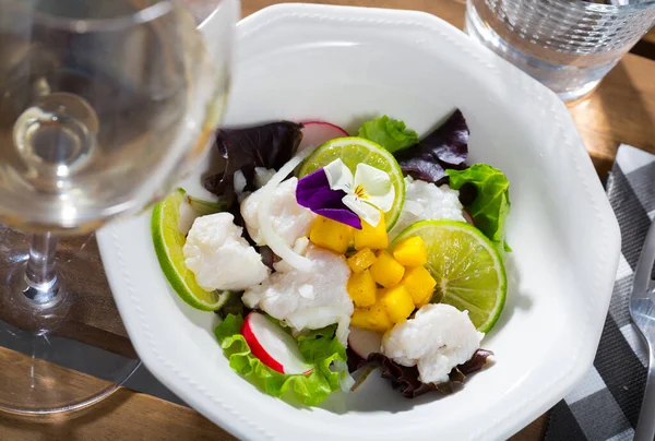 Havsmat - torskceviche med mango — Stockfoto