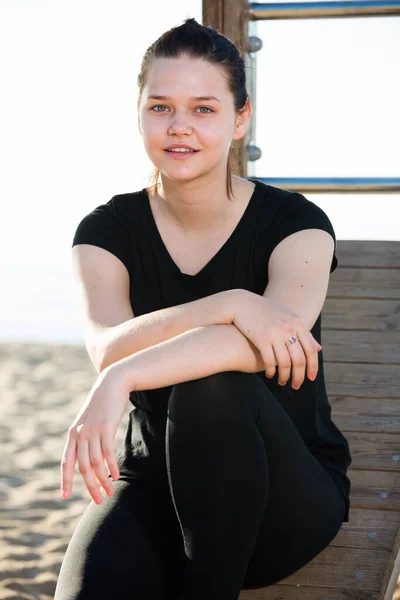 Mädchen ruht sich nach hartem Training aus — Stockfoto