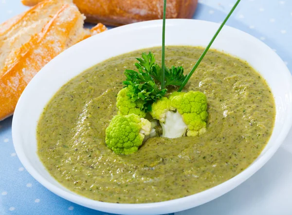 Cream soup of broccoli with bread — Stock Photo, Image