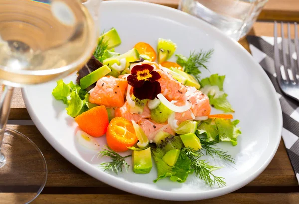 Ceviche från lax med avokado, kumquat och grön dill på tallrik med blomma — Stockfoto