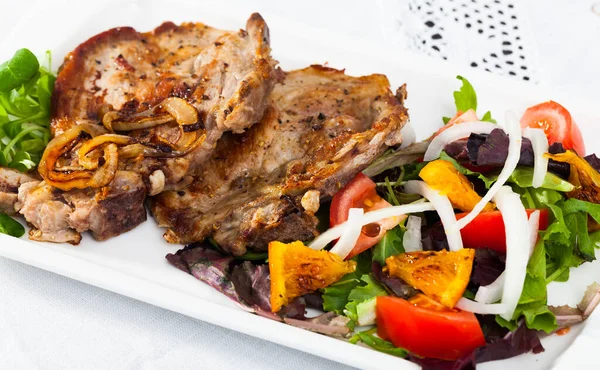 Fried pork loin with summer salad — Stock Photo, Image