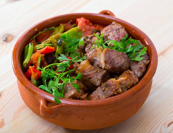 El plato cocido gyuvech de la cocina bulgara de la carne de vaca con hortalizas en la olla de barro —  Fotos de Stock