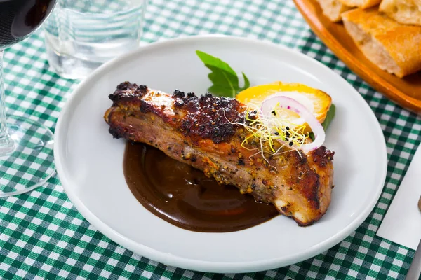 Gebakken onder een mosterdsaus smakelijke varkensribbetjes met pittige saus — Stockfoto