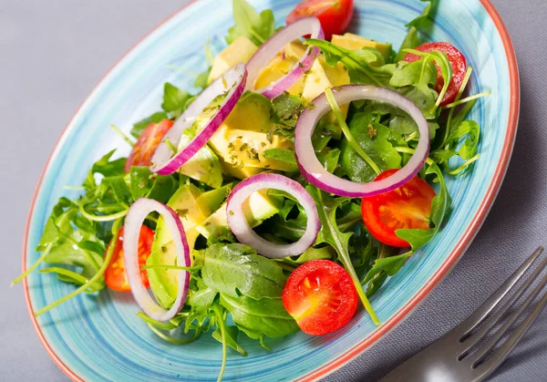 Lichte salade met avocado, arugula — Stockfoto