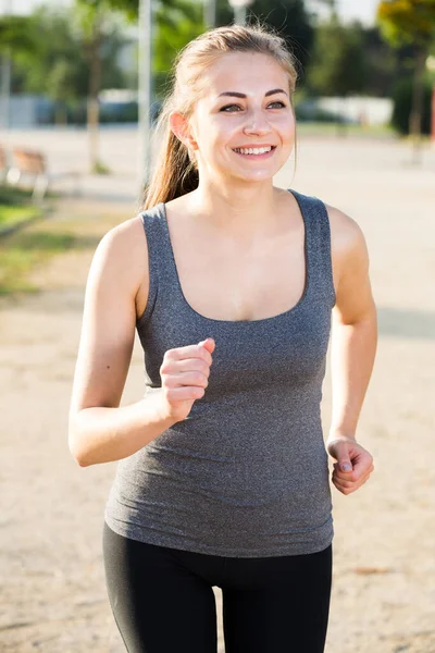 Sportwoman correre nella foresta al mattino — Foto Stock