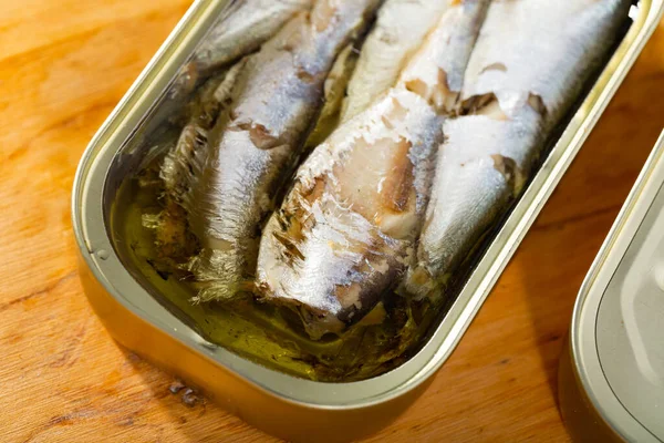 Lata abierta de sardinas sobre mesa — Foto de Stock