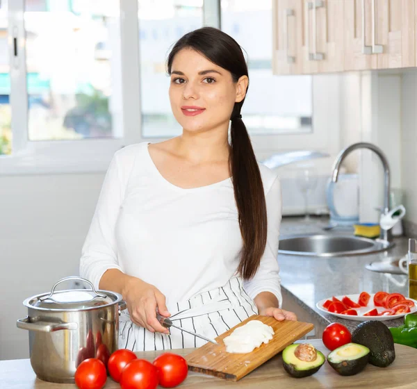 Frau macht frischen Gemüsesalat — Stockfoto