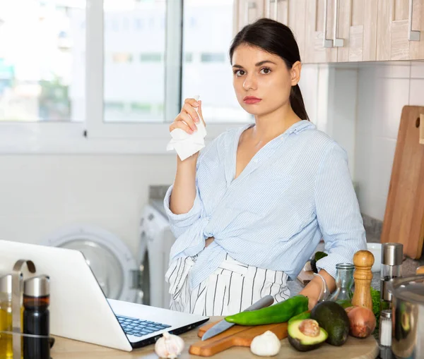 Mulher cansada perturbada de pé na cozinha — Fotografia de Stock