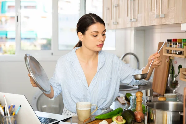 Frau benutzt Laptop in Küche — Stockfoto