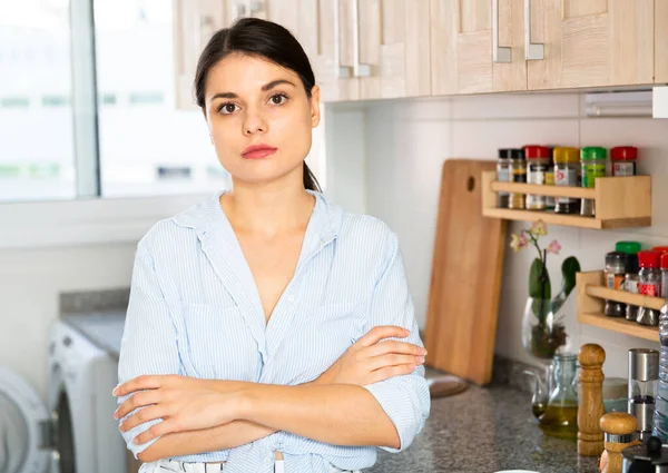 Mulher cansada perturbada de pé na cozinha — Fotografia de Stock