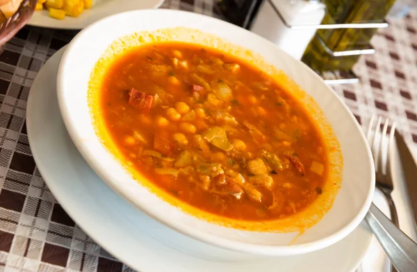 唐辛子と牛肉のトリップとひよこ豆のスープ,スペイン料理の料理 — ストック写真