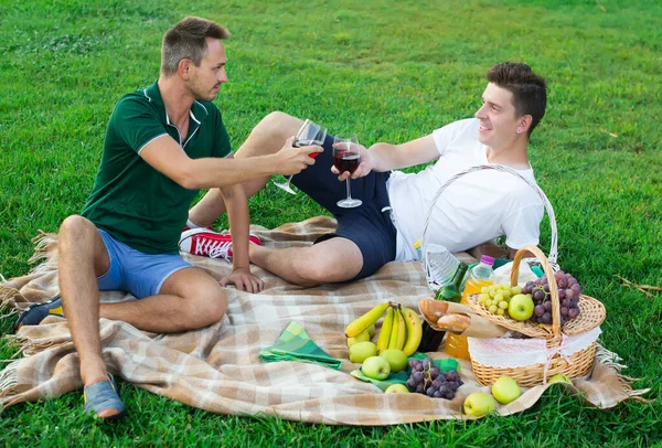 与朋友一起享受野餐生活的男人 — 图库照片