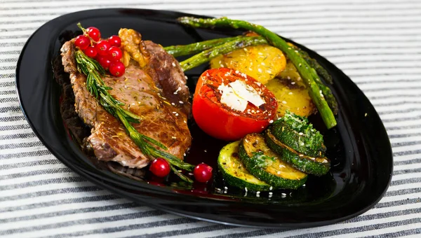 Ternera con verduras a la parrilla —  Fotos de Stock