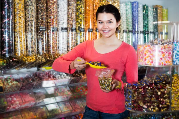 Ragazza che sceglie dolci in negozio — Foto Stock