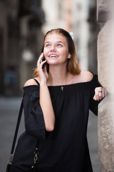 Glada flicka talar på mobiltelefon — Stockfoto