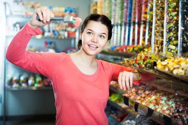 Woman in sweets shop — Stock Photo, Image