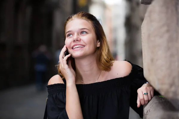 Veselá dívka mluví na mobilním telefonu — Stock fotografie