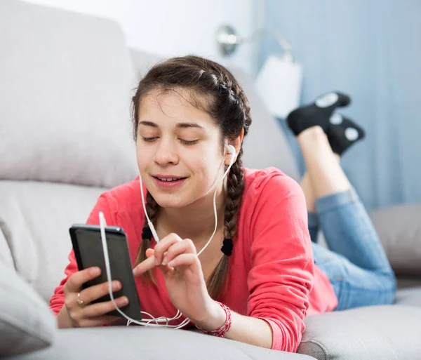 Girl using phone — Stock Photo, Image