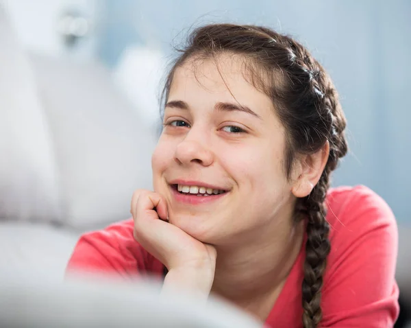 Girl posing playfully — Stock Photo, Image