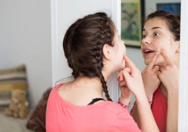 Mädchen putzt Poren — Stockfoto