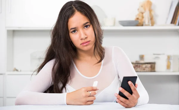 Upprörd ung kvinna med mobiltelefon — Stockfoto