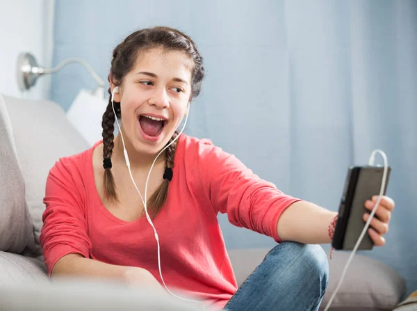 Ragazza utilizzando il telefono — Foto Stock