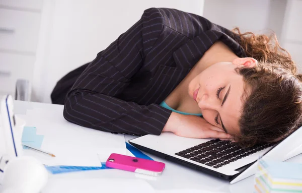 Gerente do sexo feminino está dormindo após dia produtivo no trabalho — Fotografia de Stock