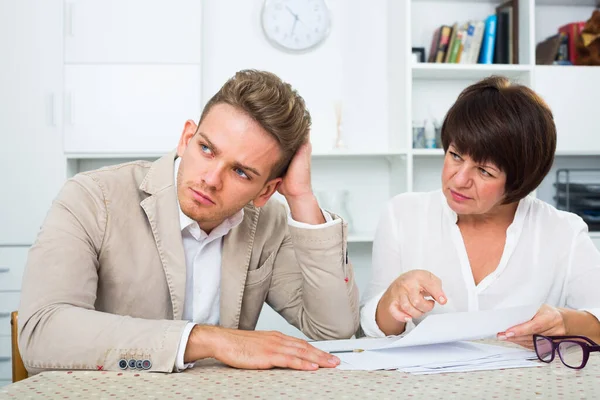 Aufmerksamer Mann berät sich beim vertrauten Anwalt — Stockfoto