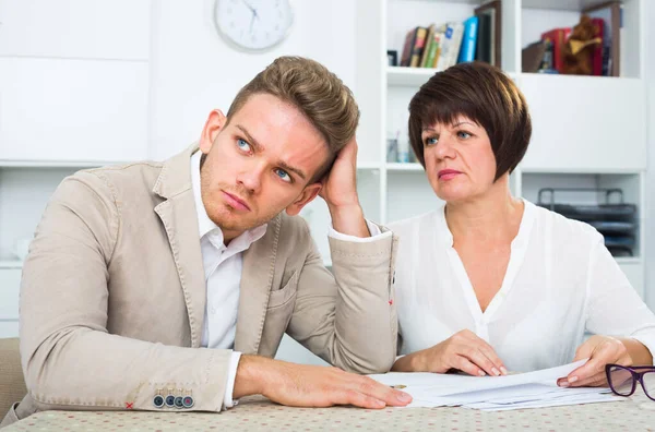 Man consults at the familiar friendly lawyer — Stock Photo, Image