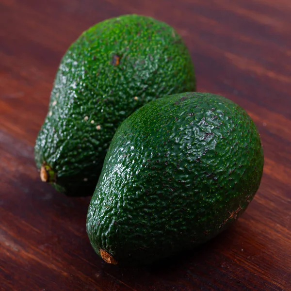 Afbeelding van rijp avocado aan tafel, gezond eten — Stockfoto