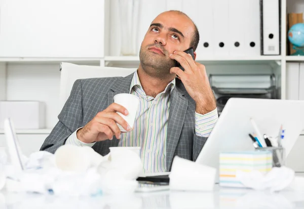 Vrolijke zakenman aan de telefoon. — Stockfoto