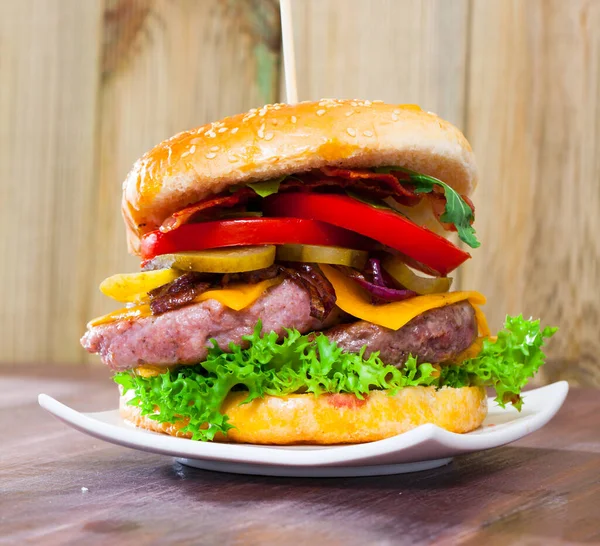 Lezzetli çift katlı ızgara hamburger sığır eti, domates, peynir, salatalık — Stok fotoğraf