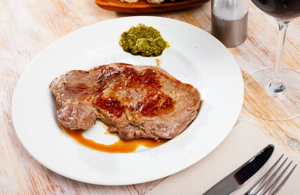 Delicioso entrecote com molho de pesto — Fotografia de Stock