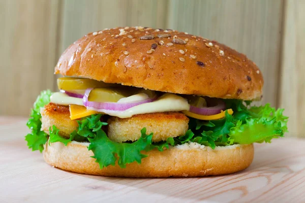 Burger z nuggetsami z kurczaka — Zdjęcie stockowe