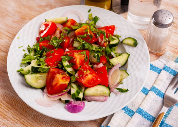 Vegetariánský salát s čerstvými okurkami, rajčaty, cibulí — Stock fotografie