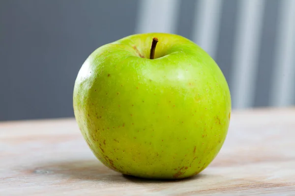 Zoete groene enkele appel op houten oppervlak — Stockfoto