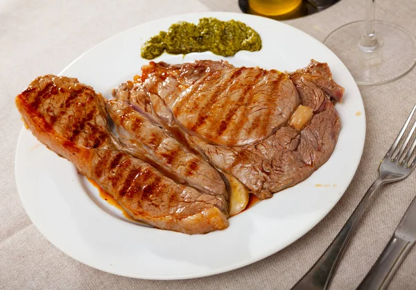 Entrecote con salsa di pesto a piatto — Foto Stock