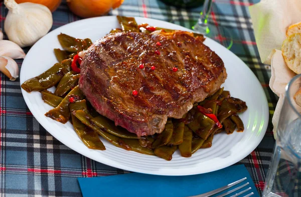 牛肉与蚕豆和甜椒混合在一起 — 图库照片