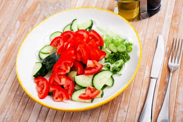 Concombre appétissant et salade de tomates gros plan — Photo