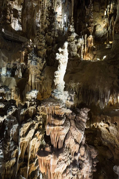 Imagen de la cueva Grotte des Demoiselles iluminada por dentro — Foto de Stock