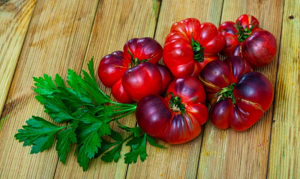 Savoureux appétissant tomates bleues sur la surface en bois — Photo