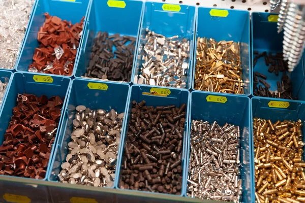 Dozen met meubelaccessoires in een ijzerwinkel — Stockfoto