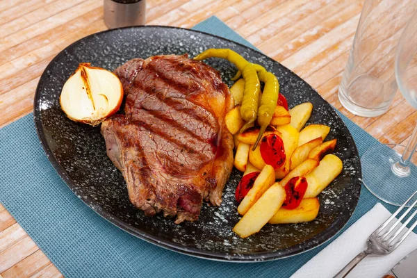 Talíř z grilovaného hovězího a brambor na stole v restauraci, výhled shora — Stock fotografie