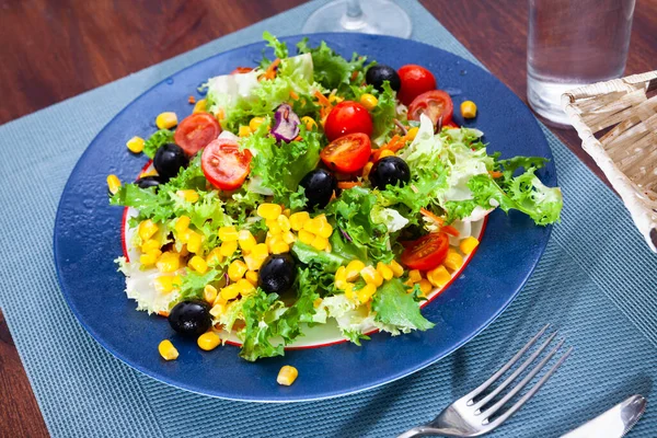 La ensalada veraniega de distinto - la lechuga, los tomates, el maíz, la cebolla — Foto de Stock