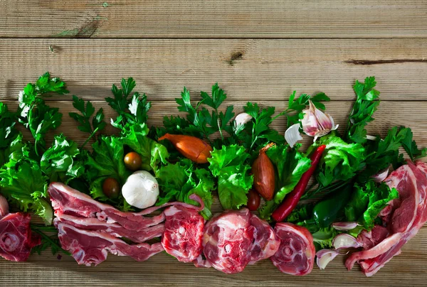 Carne di montone cruda e verdure assortimento su sfondo naturale in legno — Foto Stock