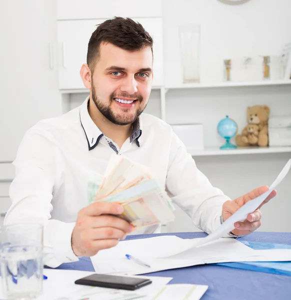 Lächelnde männliche Arbeiter verdienen effektiv Geld — Stockfoto