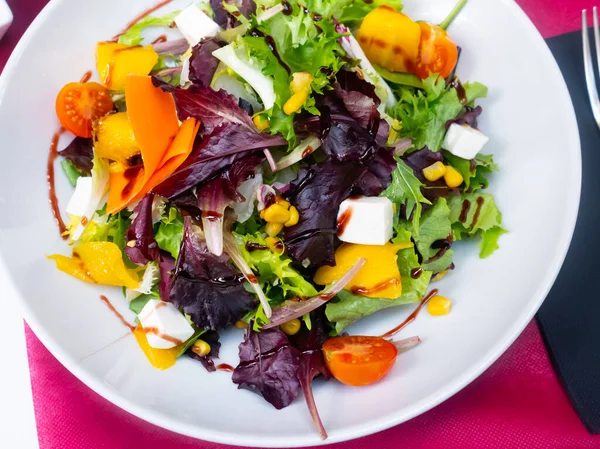 Salat aus frischem Gemüse mit Tomaten, Mango und Weichkäse — Stockfoto